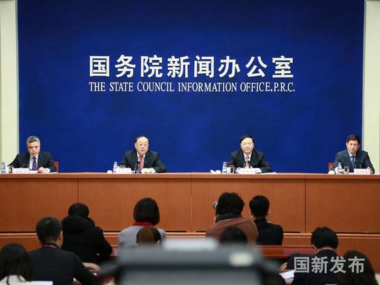 2018年春节消费市场运行保障、文化活动、假日旅游等情况新闻发布会现场。商务部副部长王炳南、文化部副部长杨志今、国家旅游局副局长王晓峰介绍相关情况，并答记者问。